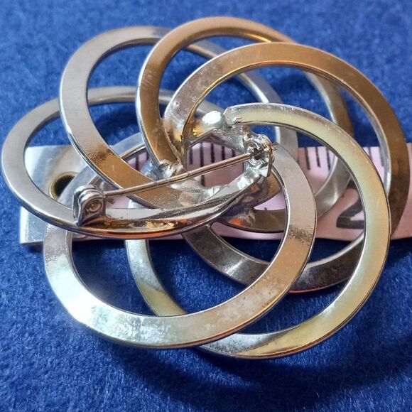 Vintage Silver Tone Smooth/Textured Metal Multiple Circle Design Brooch - Picture 3 of 4